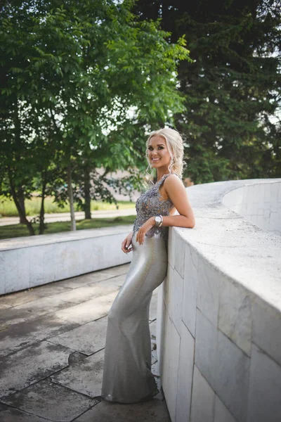 Shallow Focus Shot Young Woman Leaning Wall Silver Dress — Stok fotoğraf