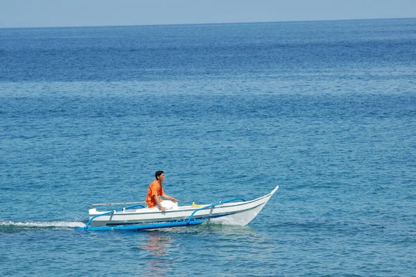 Batangas Filipinas 2006 Hombre Con Una Camisa Naranja Pequeño Bote —  Fotos de Stock