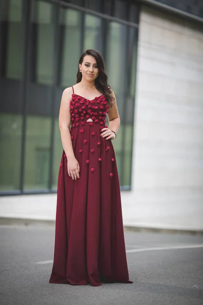 Vertical Shot Young Woman Posing Red Flowery Dress Front Building — Foto Stock