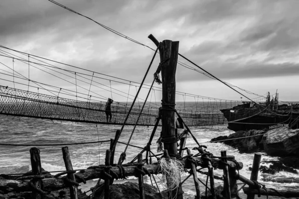 Один Человек Принимает Вызов Ходить Качающейся Веревке Пешеходный Мост Скале — стоковое фото