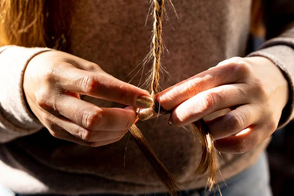 Primer Plano Una Mujer Trenzándose Pelo Bajo Luz Del Sol —  Fotos de Stock