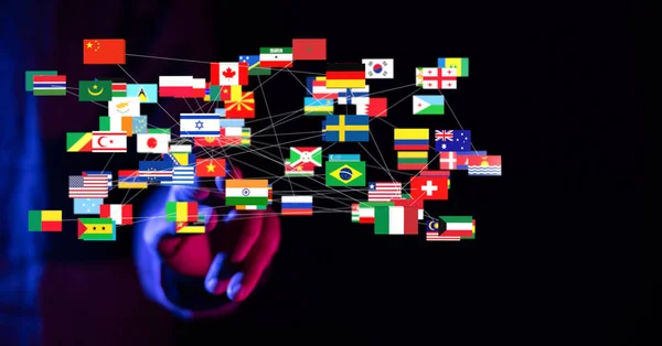 Uma Pessoa Que Apresenta Projeção Virtual Das Bandeiras Diferentes Países — Fotografia de Stock