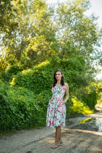 Çiçekli Bir Elbise Giymiş Genç Bir Kadının Sığ Odak Noktası — Stok fotoğraf