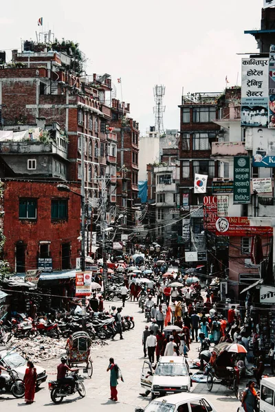 Kathmandu Nepal Cze 2010 Ruchliwe Ulice Katmandu Ludźmi Samochodami Tuk — Zdjęcie stockowe