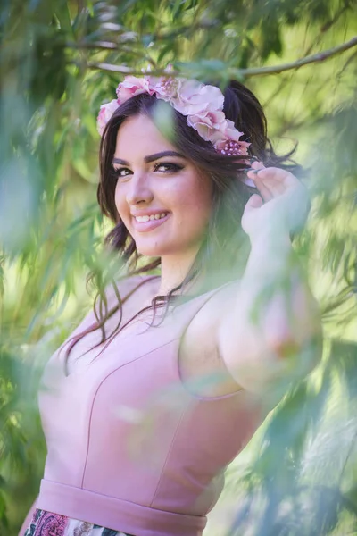 Closeup Shot Smiling Woman Pink Dress Outfit Tree Leaves — Zdjęcie stockowe