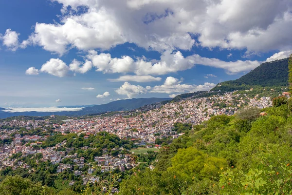 Şehrin Üzerindeki Bulutlu Gökyüzü Planda Yeşillik Olan Tepe — Stok fotoğraf