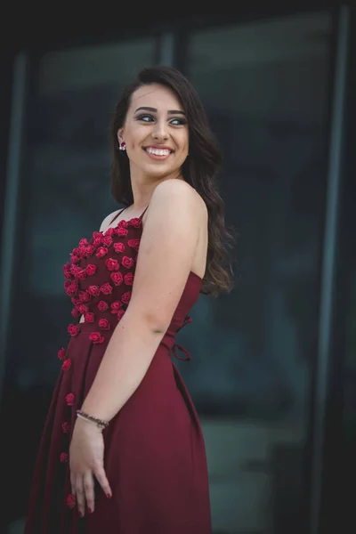 Вертикальний Знімок Молодої Жінки Позує Червоній Квітковій Сукні Перед Скляним — стокове фото