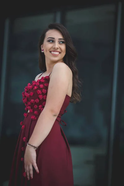 Una Foto Vertical Una Joven Posando Vestido Flores Rojas Frente — Foto de Stock