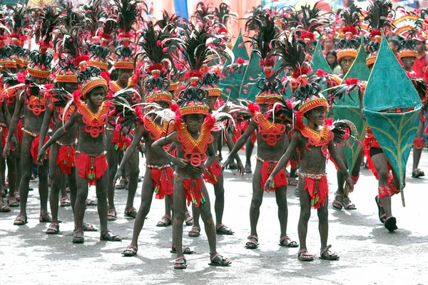 Bacolod Philippines Jan 2010 Traditionele Dansers Kleurrijk Festival Bacolod Filipijnen — Stockfoto