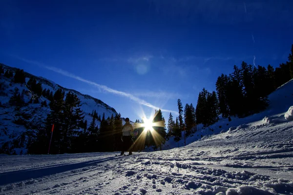 Skiër Buiten Met Prachtige Zonsondergang Achtergrond — Stockfoto