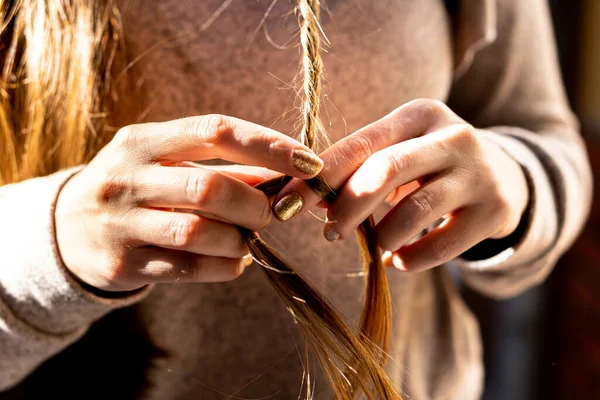 Primer Plano Una Mujer Trenzándose Pelo Bajo Luz Del Sol — Foto de Stock