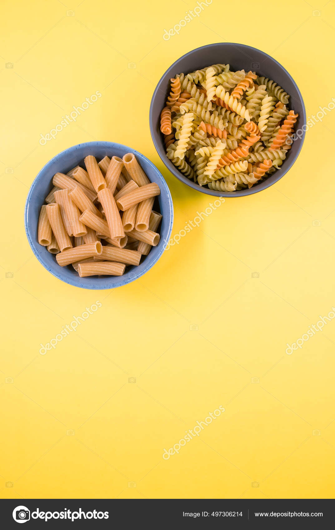 Una Toma Vertical Rotini Tricolor Pasta Rigatoni Tazón Aislado