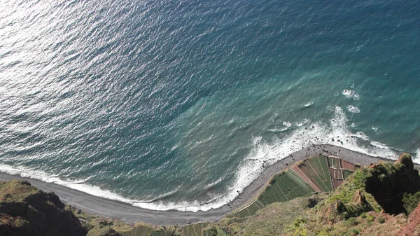 Vzdušný Záběr Moře Prázdná Cesta Poblíž Slunečného Dne — Stock fotografie