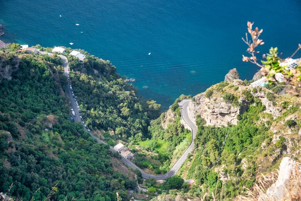 海岸沿いの山の曲がりくねった道の空中ショット — ストック写真