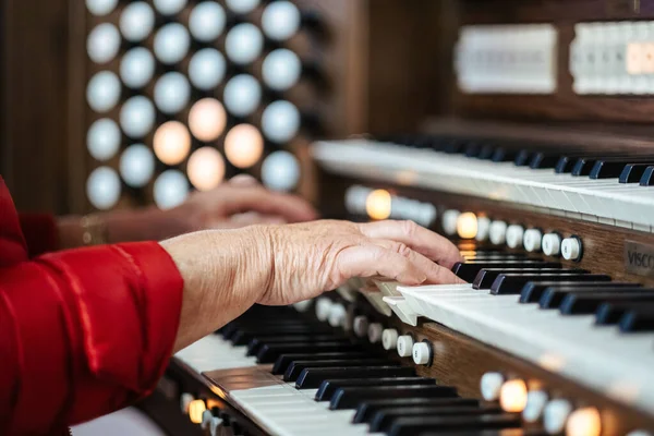 美しい音楽を演奏するピアノの鍵に女性の手 — ストック写真