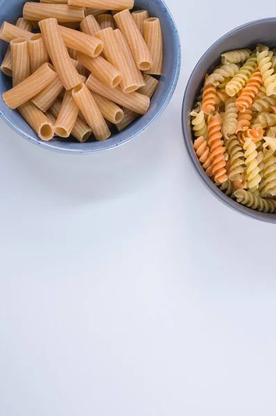 Een Verticaal Shot Van Driekleurige Rotini Rigatoni Pasta Een Kom — Stockfoto