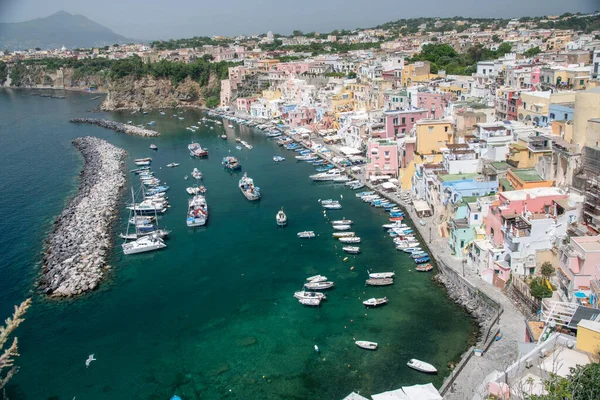 Una Toma Aérea Barcos Anclados Coloridos Edificios Puerto Procida Italia — Foto de Stock