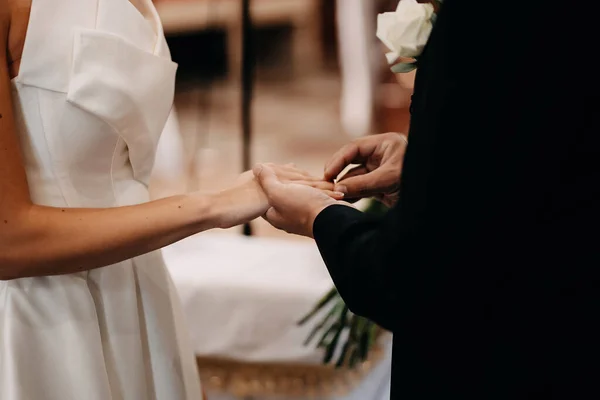 Egy Közeli Kép Egy Vőlegényről Amint Gyűrűt Húz Menyasszonyára — Stock Fotó
