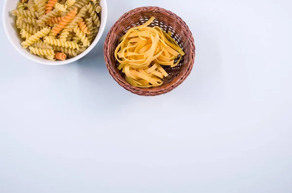 Una Vista Superior Rotini Tricolor Pasta Fettuccine Tazón Aislado Sobre —  Fotos de Stock