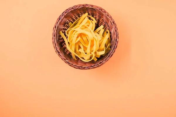 Uma Vista Superior Massa Fettuccine Não Cozida Uma Tigela Vime — Fotografia de Stock