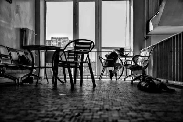 Plan Niveaux Gris Intérieur Café Avec Des Chaises Des Tables — Photo