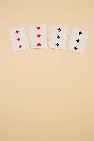 Diamenty Serca Kluby Piki Kart Pokerowych Beżowym Tle Wolnym Miejscem — Zdjęcie stockowe