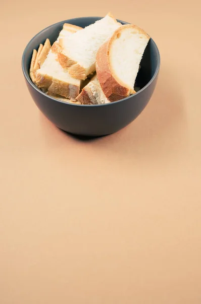 Pionowe Ujęcie Kromek Chleba Misce Odizolowanej Brązowym Tle — Zdjęcie stockowe