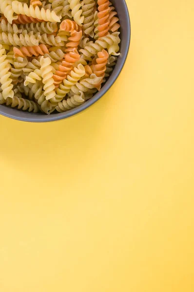 Una Toma Vertical Pasta Rotini Tricolor Sobre Tazón Aislado Sobre —  Fotos de Stock