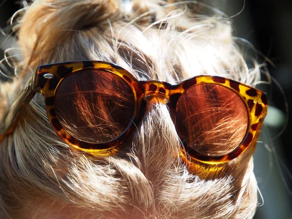 Zbliżenie Okularów Przeciwsłonecznych Odciskiem Lamparta Głowie Blondynki Pod Słońcem — Zdjęcie stockowe