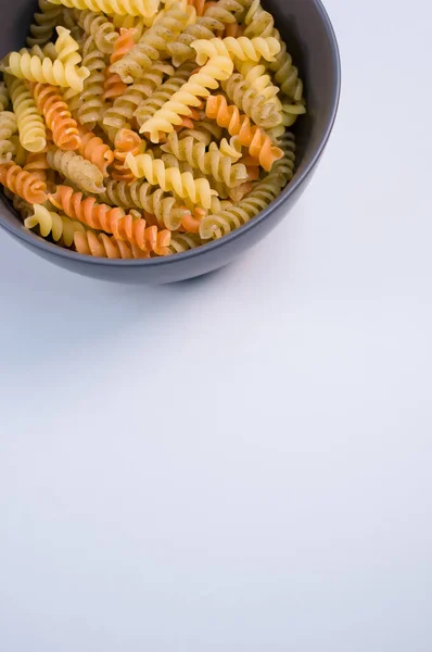 Colpo Verticale Pasta Tricolore Rotini Una Ciotola Isolata Fondo Bianco — Foto Stock