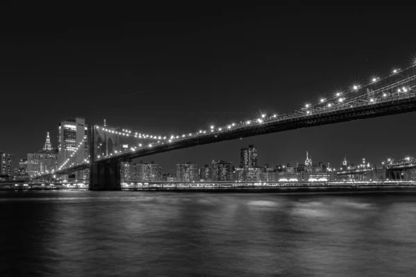 Una Toma Escala Grises Del Puente Manhattan Desde Brooklyn Bridge — Foto de Stock