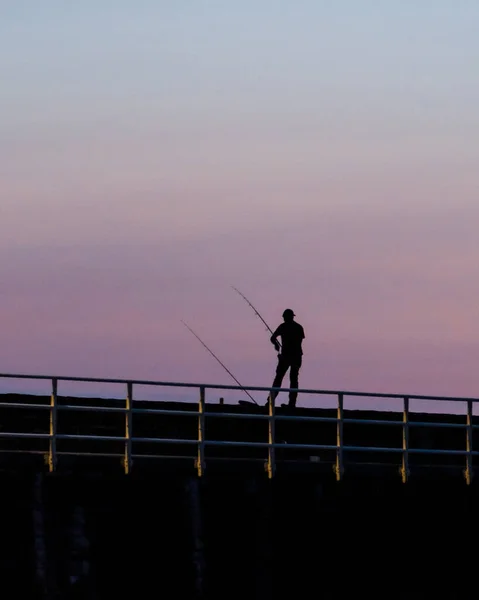 Une Silhouette Homme Pêchant Debout Sur Pont Coucher Soleil — Photo