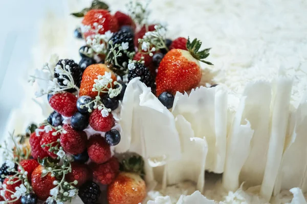 Een Heerlijke Witte Taart Versierd Met Aardbeien Bosbessen — Stockfoto