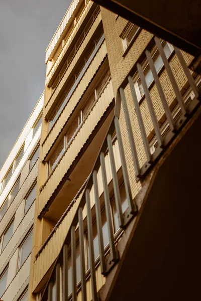 Alacsony Szögű Felvétel Egy Lakóépületről — Stock Fotó