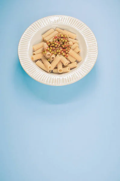 Ένα Κάθετο Πλάνο Από Ζυμαρικά Ριγκατόνι Πράσινα Μπιζέλια Ένα Πιάτο — Φωτογραφία Αρχείου