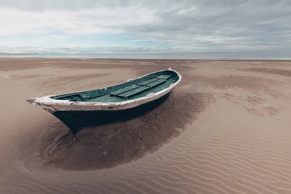 Зеленая Деревянная Лодка Песчаном Берегу — стоковое фото