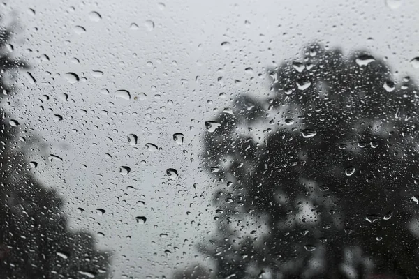 Ένα Κοντινό Πλάνο Των Σταγόνων Βροχής Στο Γυαλί Ένα Θολό — Φωτογραφία Αρχείου