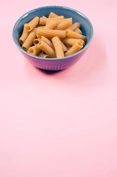 Vertikální Záběr Rigatoni Těstoviny Misce Izolované Růžovém Pozadí — Stock fotografie