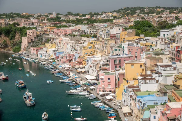 Una Toma Aérea Barcos Anclados Coloridos Buildi Puerto Procida Italia — Foto de Stock