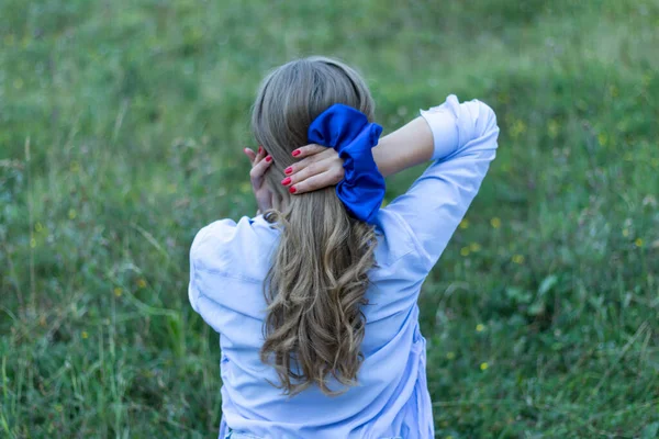 Back View Blonde Female Beautiful Trendy Scrunchy Her Hand — Stock Photo, Image