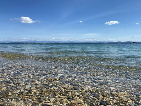 ビーチで澄んだ海水を通した小石の美しい景色 — ストック写真