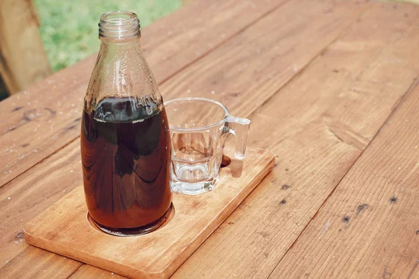 木のテーブルの上のトレイに冷たいビールコーヒーのクローズ — ストック写真