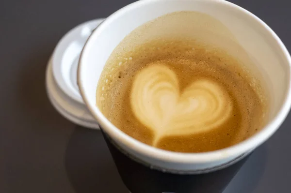 Kopi Latte Art Kopi Krim Berbentuk Hati Dengan Susu Hangat — Stok Foto