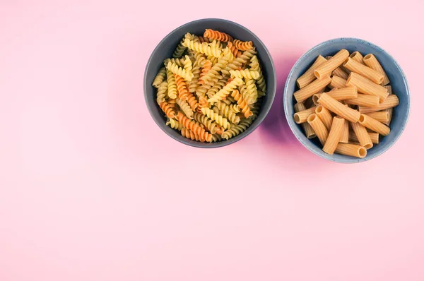 Une Vue Dessus Rotini Tri Couleur Pâtes Rigatoni Sur Bol — Photo