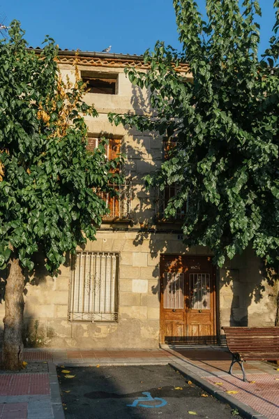 Fachada Edifício Velho Com Árvores — Fotografia de Stock