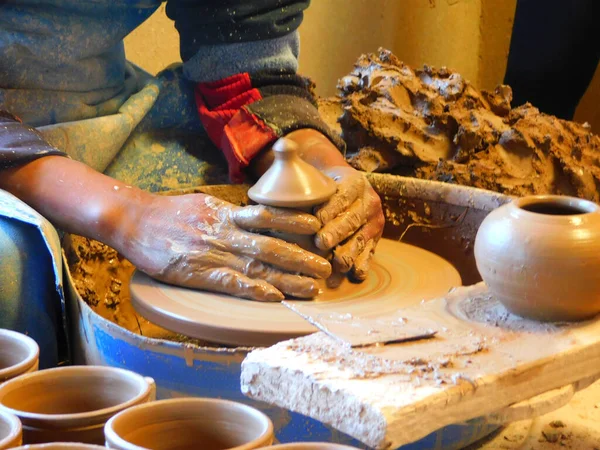 Een Close Van Handen Van Meester Een Draaiend Pottenbakkerswiel — Stockfoto