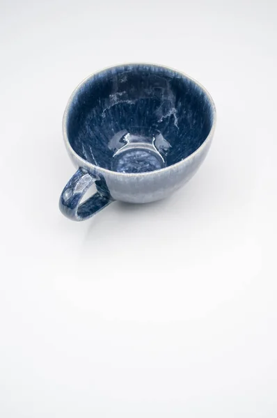 Una Taza Azul Cerámica Aislada Sobre Fondo Blanco Con Espacio —  Fotos de Stock