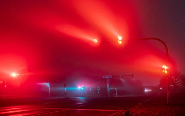 Ένα Πλάνο Του Δρόμου Νύχτα Φωτίζεται Από Κόκκινα Φανάρια — Φωτογραφία Αρχείου