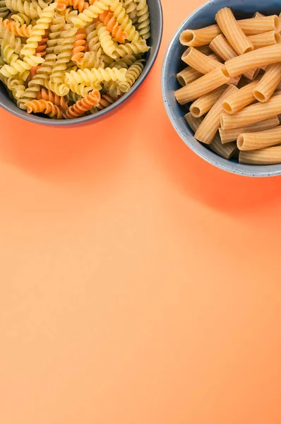 Una Toma Vertical Rotini Tricolor Pasta Rigatoni Tazón Aislado Sobre —  Fotos de Stock
