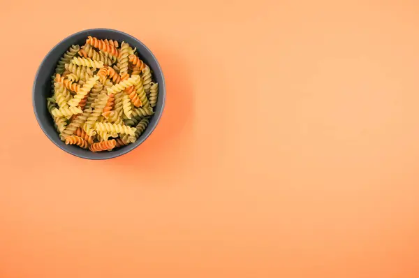 Vista Dall Alto Dei Rotini Tricolori Una Ciotola Isolata Fondo — Foto Stock